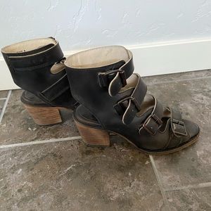 Freebird Quail Sandal in Black - size 6